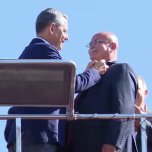 ozgur ozel duyurdu bugun fiilen bir belediyeyi chpye katiyoruz memleket partisi yoneticilerini chpye katacagiz PEUiR8BG