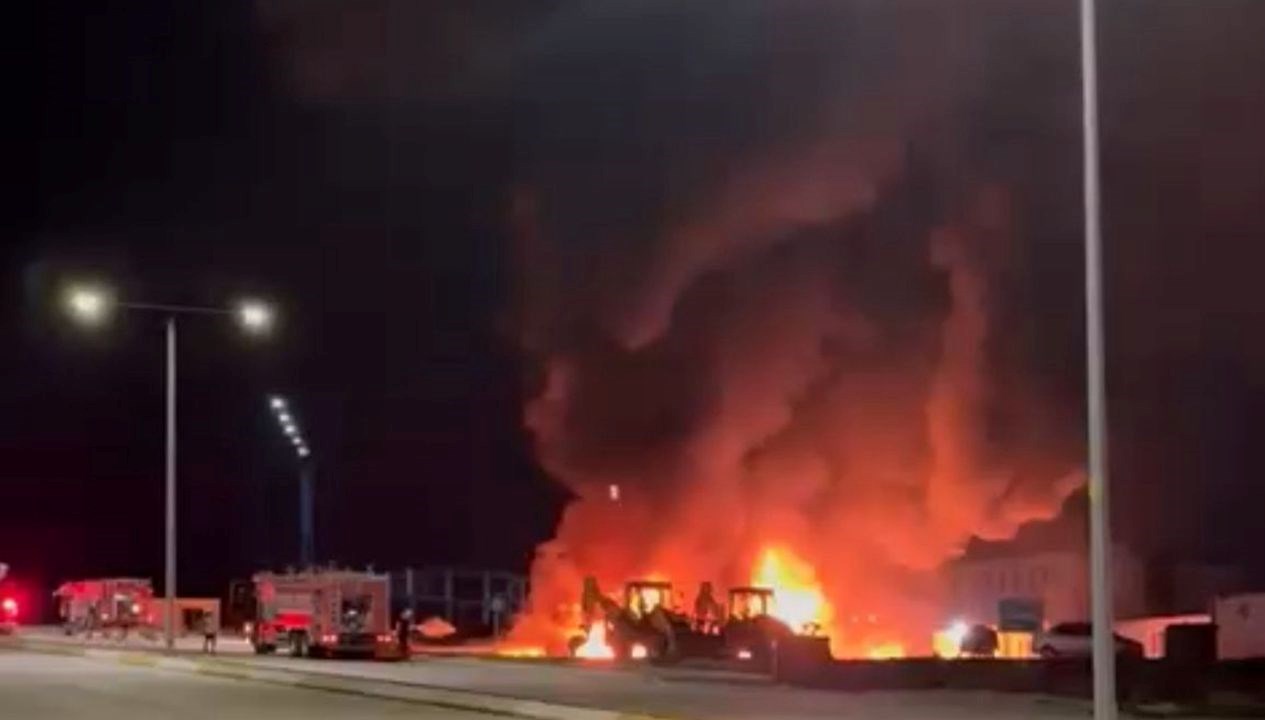 akaryakit tankerleri ve kamyonlar kul oldu dT6upd9U