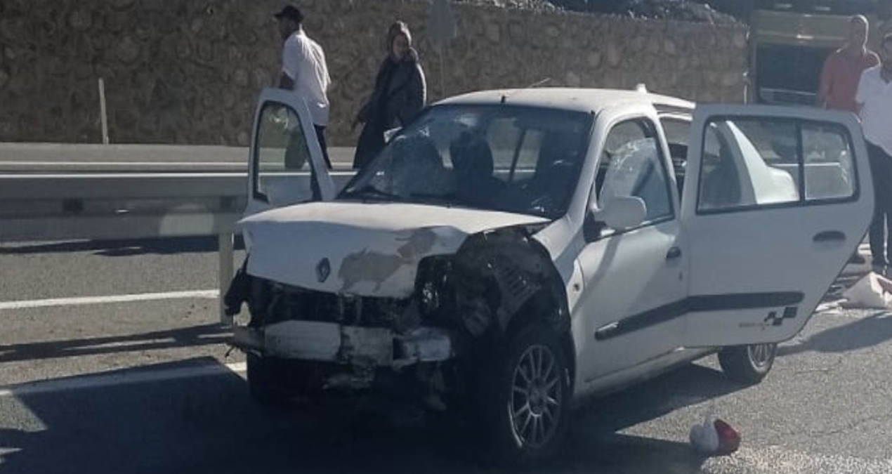 bariyere giren otomobildeki 2si cocuk 5 kisi yaralandi KA6ztdMk