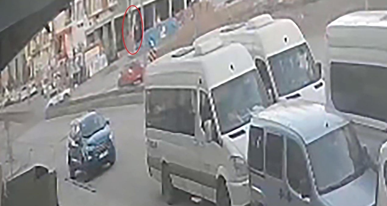 erzurumda feci olay kamerada 7nci kattan dusen isci oldu eB8OjImf