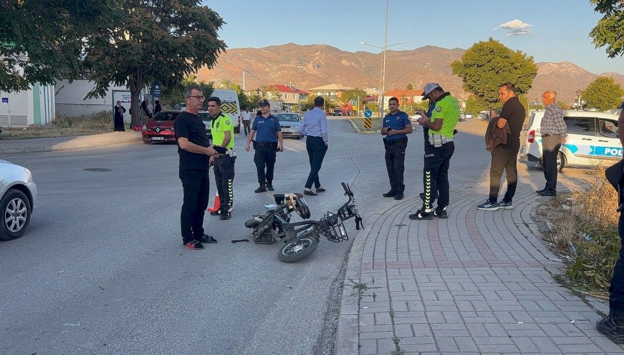 panelvan elektrikli bisiklete carpti bir kisi agir yaralandi MmVcrtQ4