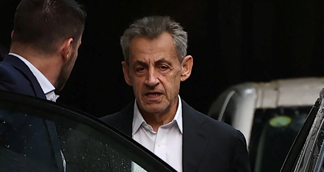 eski fransa cumhurbaskani hucre hapsine giriyor vaZgLjRd.jpg