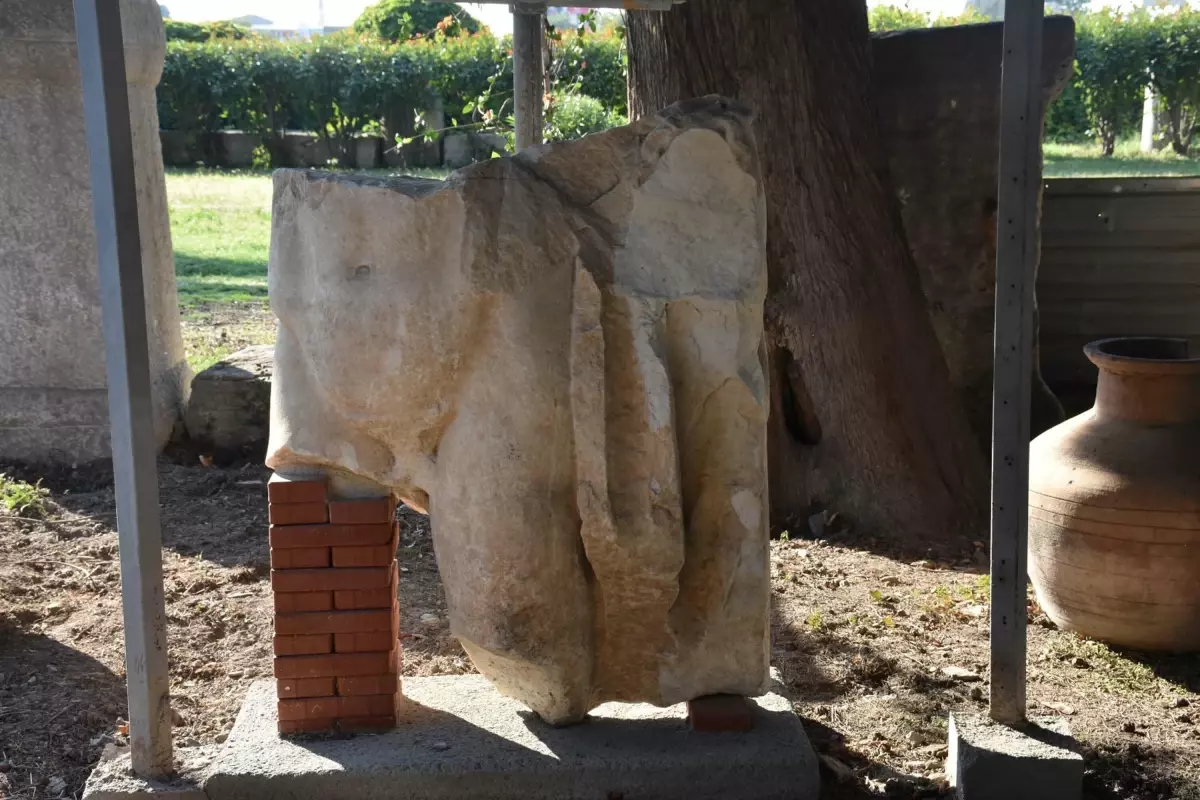 izmir smyrna antik kentinde 1800 yillik heykel bulundu ZxfU5BQ9.jpg