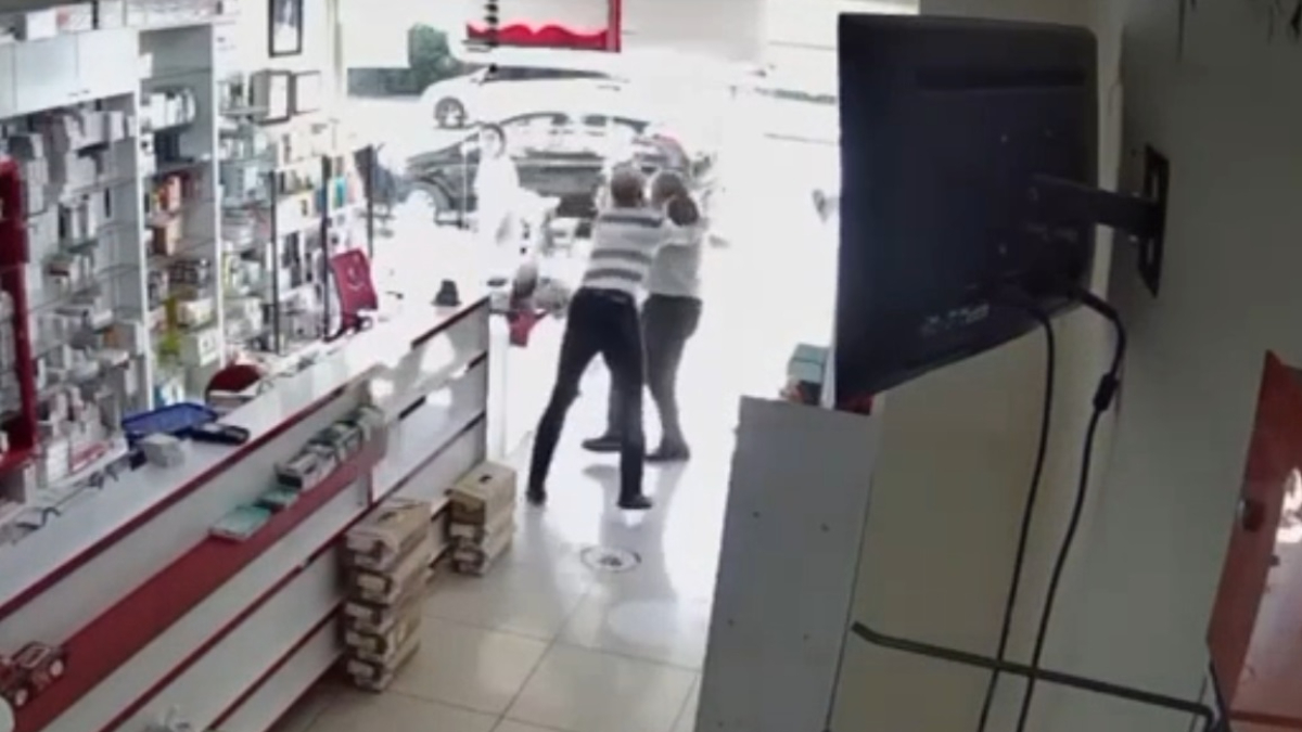 mersinde eczaci teknisyeni tartaklandi yeni goruntulerle gercek ortaya cikti Enk65ZFm.jpg