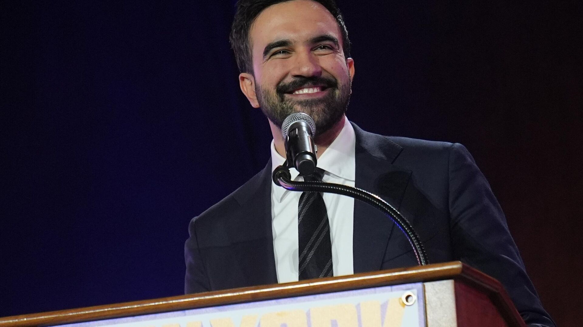 new yorkta devrim gibi secim trumpin kabusu oldu musluman sosyalist ve gocmen belediye baskani zohran mamdani kim IywQ4cv2.jpg