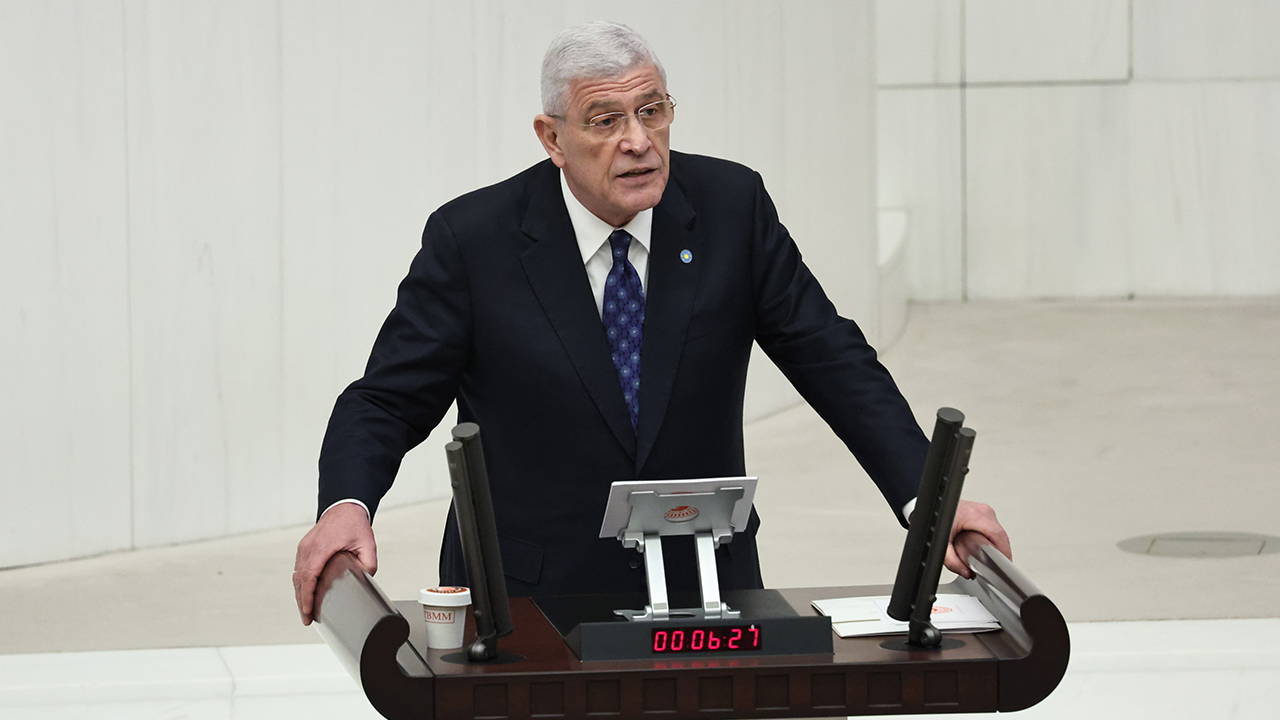 Müsavat Dervişoğlu: “23 Nisan’a Mahcubiyet Gölgesi Düşmemeli”