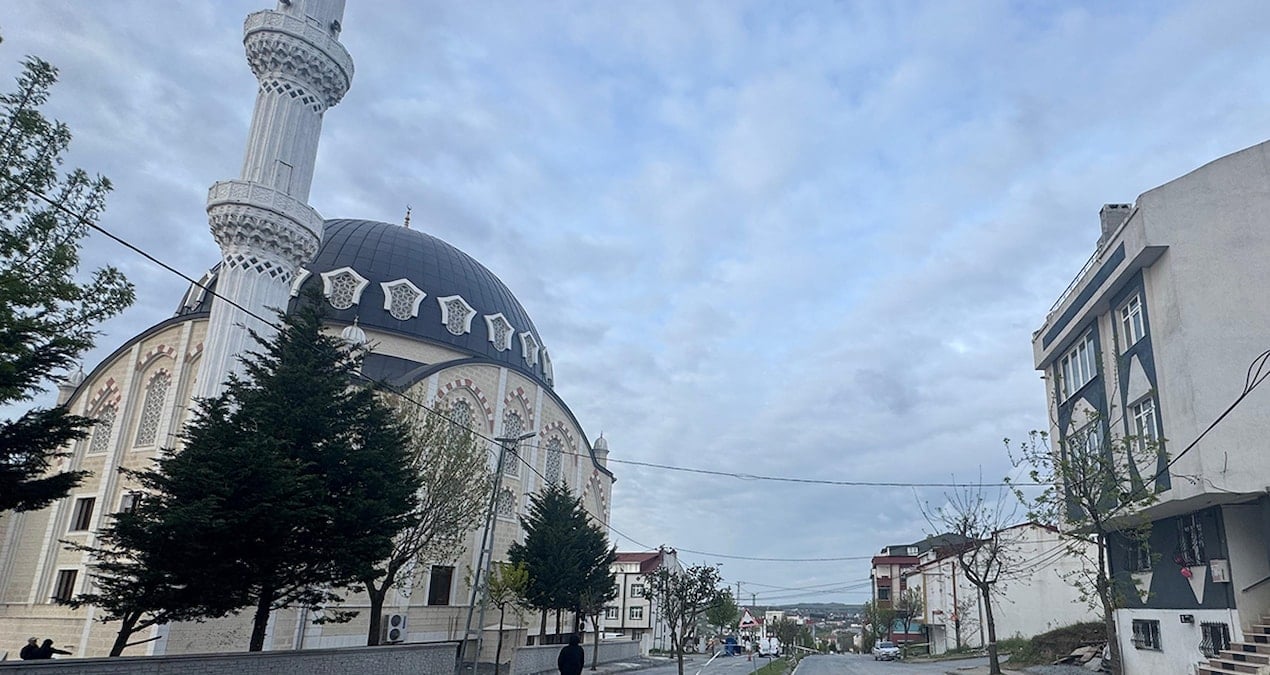 Arnavutköy’de Fırtına Alarmı: Caminin Minaresi Tehlike Oluşturdu, İki Bina Boşaltıldı